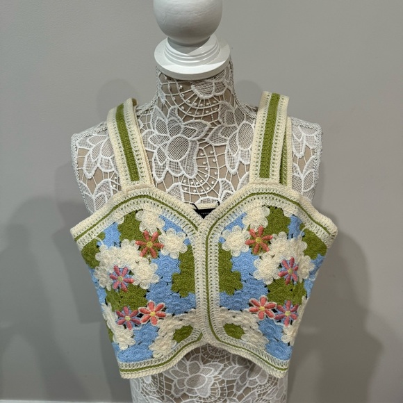 NTW PrettyLittleThing -- Floral Knit Crochet Crop Top - Picture 4 of 5